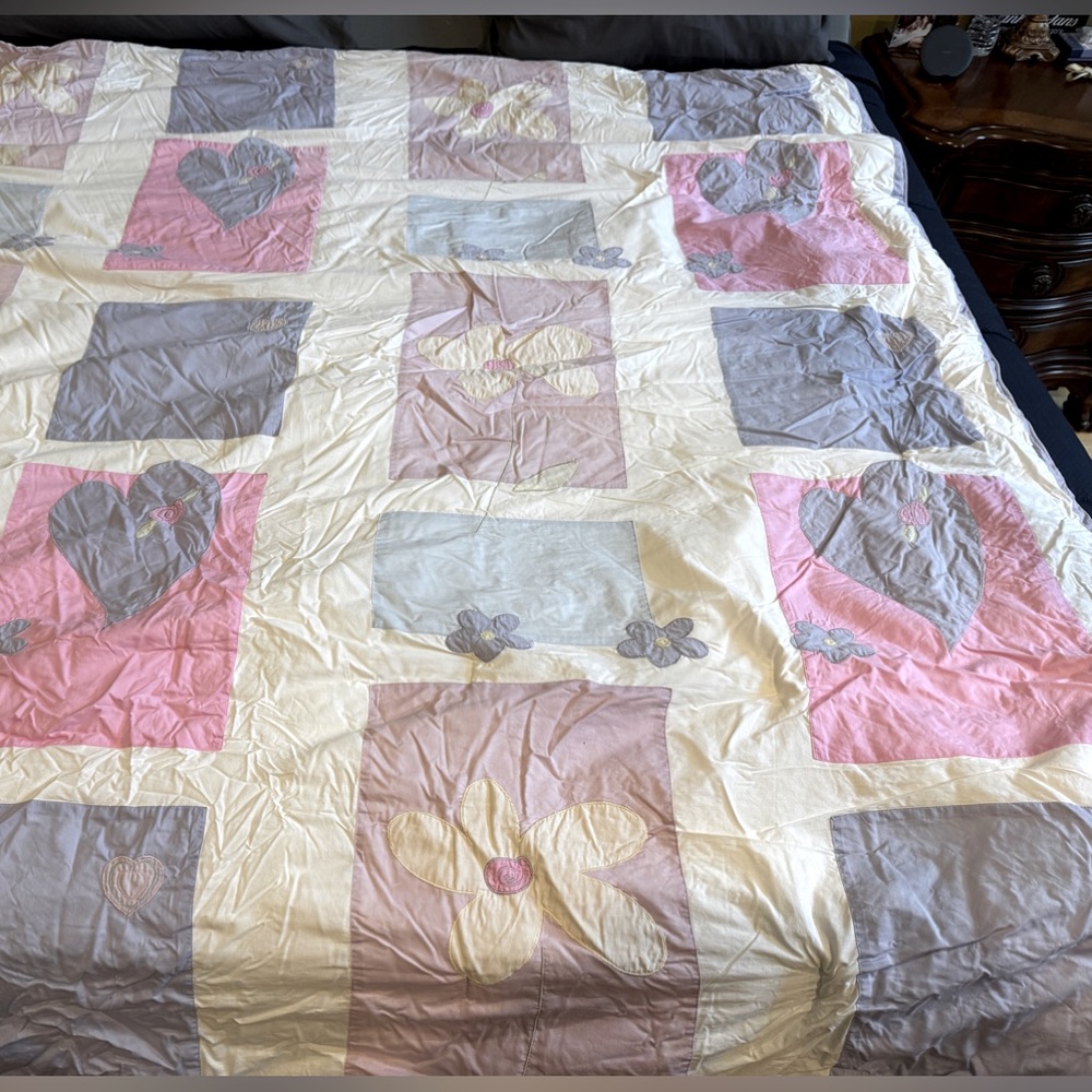 Full size bed comforter hearts & flowers 100% cotton finished edges patchwork